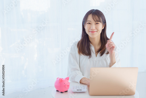 人差し指を立てて微笑む若い女性