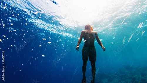 Fotografia Man freedives in the sea