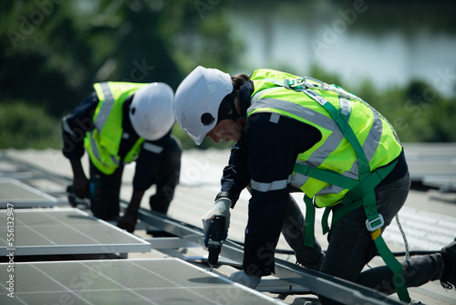 Wallpaper Mural Both of Engineer in charge of solar panel installation The installation of solar energy conversion into electricity for a warehouse is currently being investigated. Torontodigital.ca