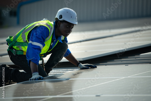Wallpaper Mural Engineer in charge of solar panel installation The installation of solar energy conversion into electricity for a warehouse is currently being investigated. Torontodigital.ca