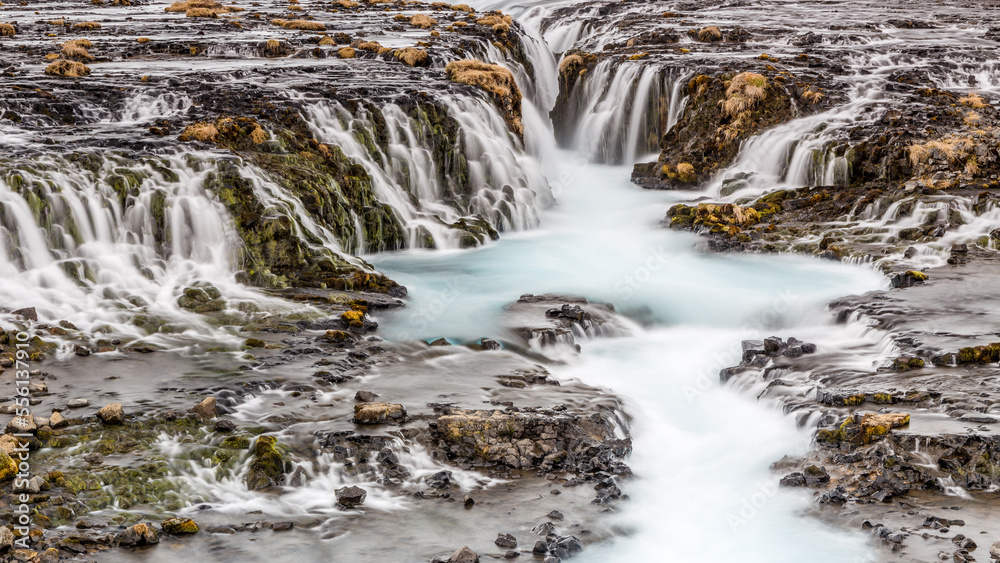 Brúarárfoss, cascata ampia con poco salto, acqua azzurra, poco turismo Brúarárfoss, cascata ampia con poco salto, acqua azzurra, poco turismo