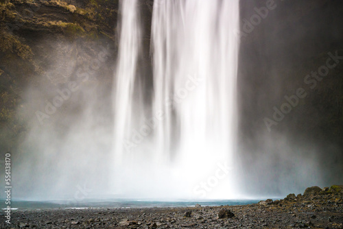 skógafoss, la cascata in lunga esposizione a formare una tenda d'acqua