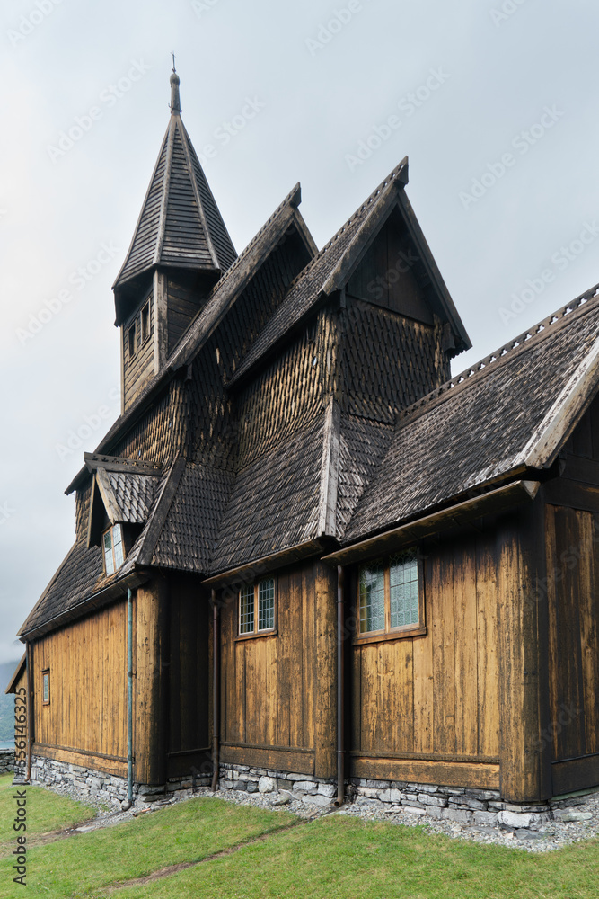 Fototapeta premium Älteste Stabkirche aus 1130 in Urnes am Lusterfjord, Norwegen