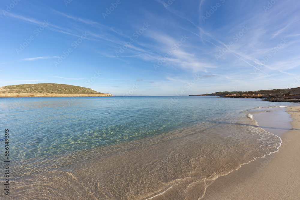 Playa de Ibiza. Cala Conta, una de las playas de la Platges del Comte, con aguas cristalinas color turquesa. Ibiza, Islas Baleares, España. Playa de Ibiza. Cala Conta, una de las playas de la Platges del Comte, con aguas cristalinas color turquesa. Ibiza, Islas Baleares, España.