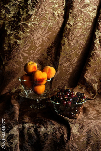 Natura morta. Pesche e ciliegie