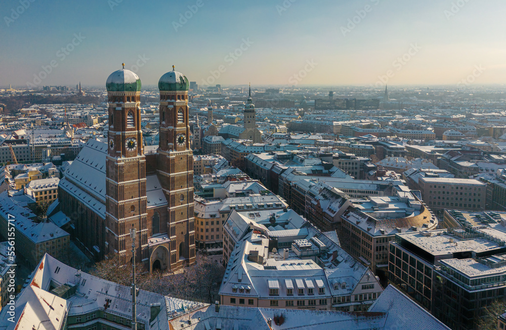Fototapeta premium Snow-capped Frauenkirche in Munich, Germany