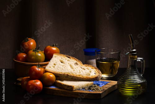 Pane pugliese, pomodori, olio di oliva, vino, origano, sale