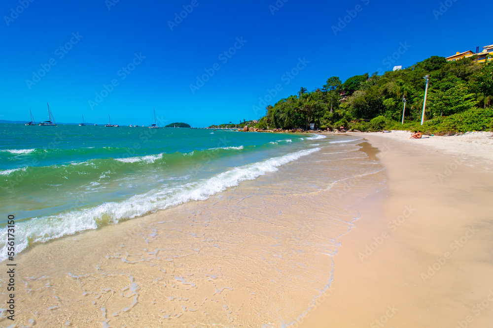 ondas na areia da praia de jurere florianópolis santa catarina brasil jurerê internacional