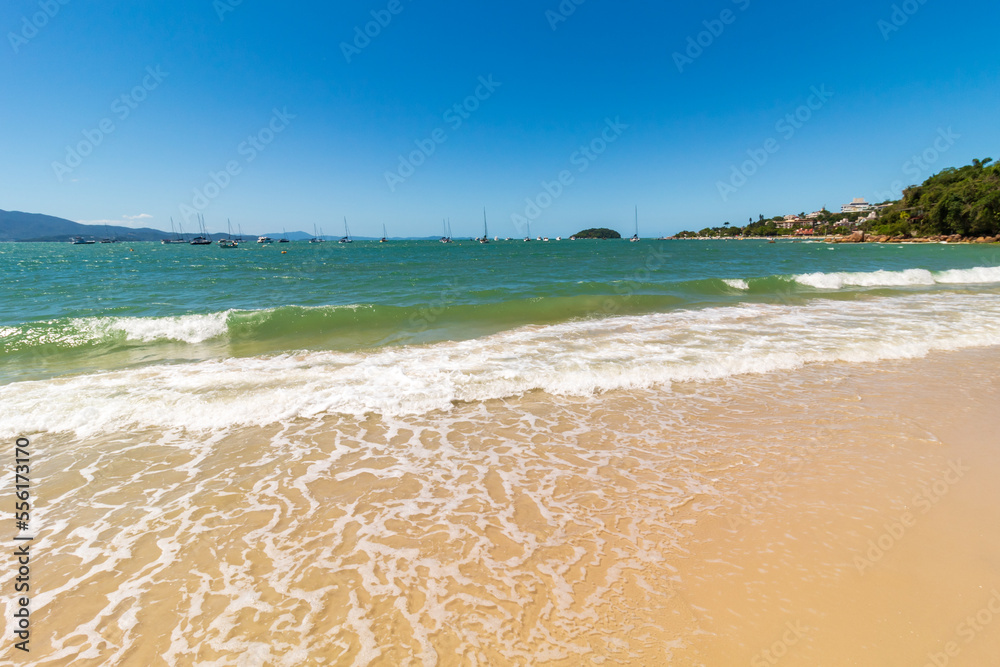 Fototapeta premium ondas e barcos da praia de jurere florianópolis santa catarina brasil jurerê internacional
