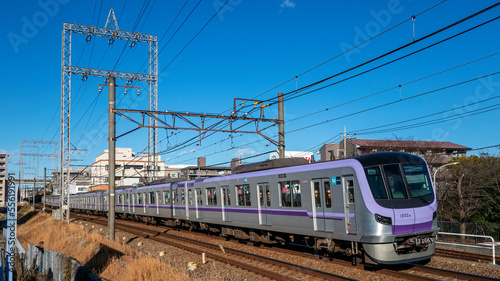 住宅街を走り抜ける電車