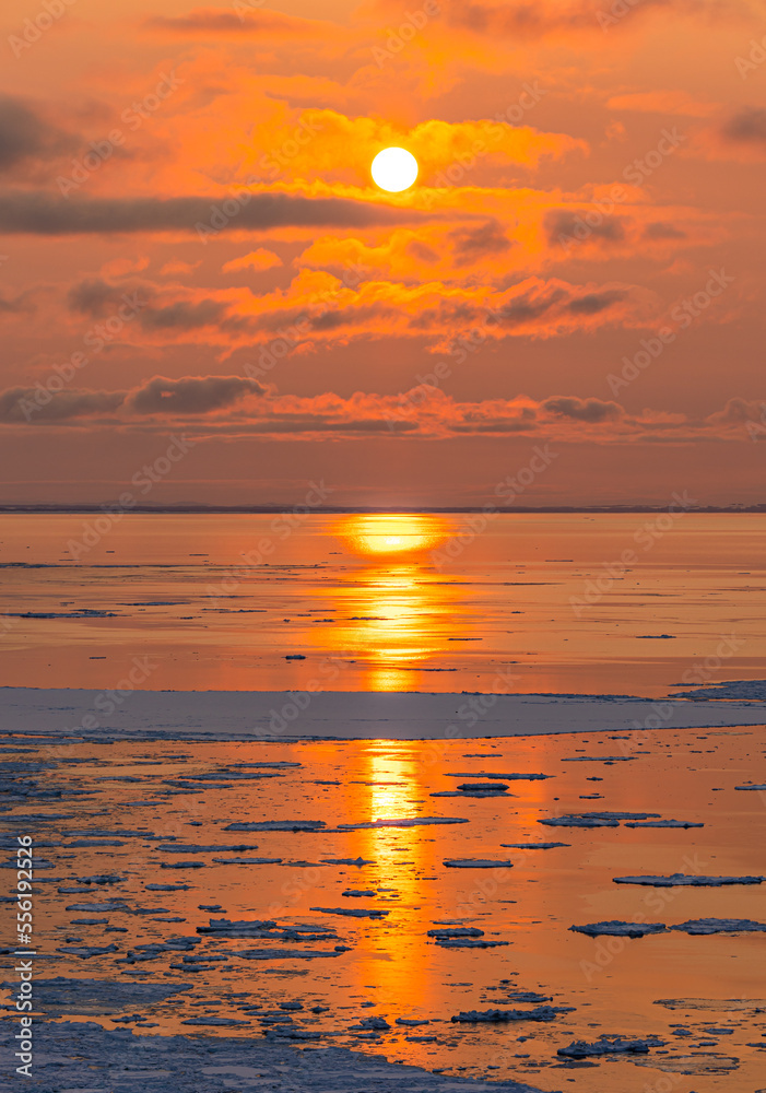 Obraz premium 流氷とオホーツク海と夕暮れ