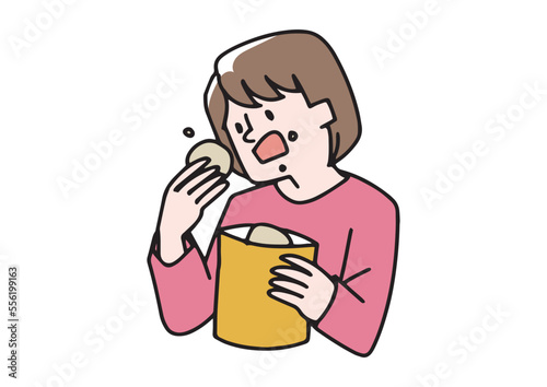 スナック菓子を食べる手が止まらない女性