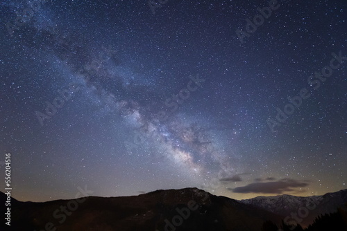 奥深い山々の夜空に星と天の川が輝く © Seiichi Fukui