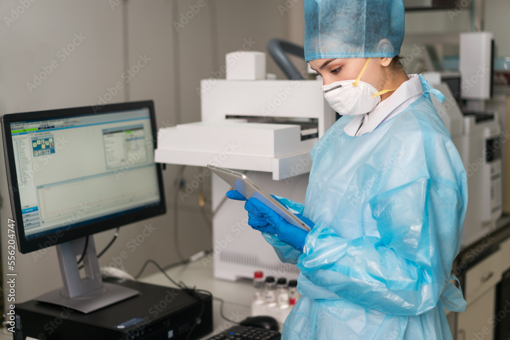 Naklejka premium Female scientist in the laboratory.