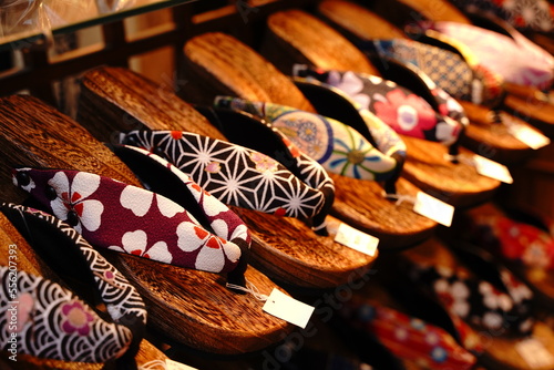 浅草寺、せんそうじ、浅草、都内最古、寺、金龍山浅草寺、きんりゅうざんせんそうじ、金龍山、仲見世、通り、おみやげ、土産屋、赤い、赤ちょうちん、提灯、ぞうり、草履、看板、アウトフォーカス、観光名所、観光、旅行、東京、日本、あさくさ、鬼瓦、マグネット、人、信仰、初詣、お参り、お寺、五重塔、空、青い、龍、木彫り、木彫りの龍、みくじ、フォーチュン、カラフル、アジア、
