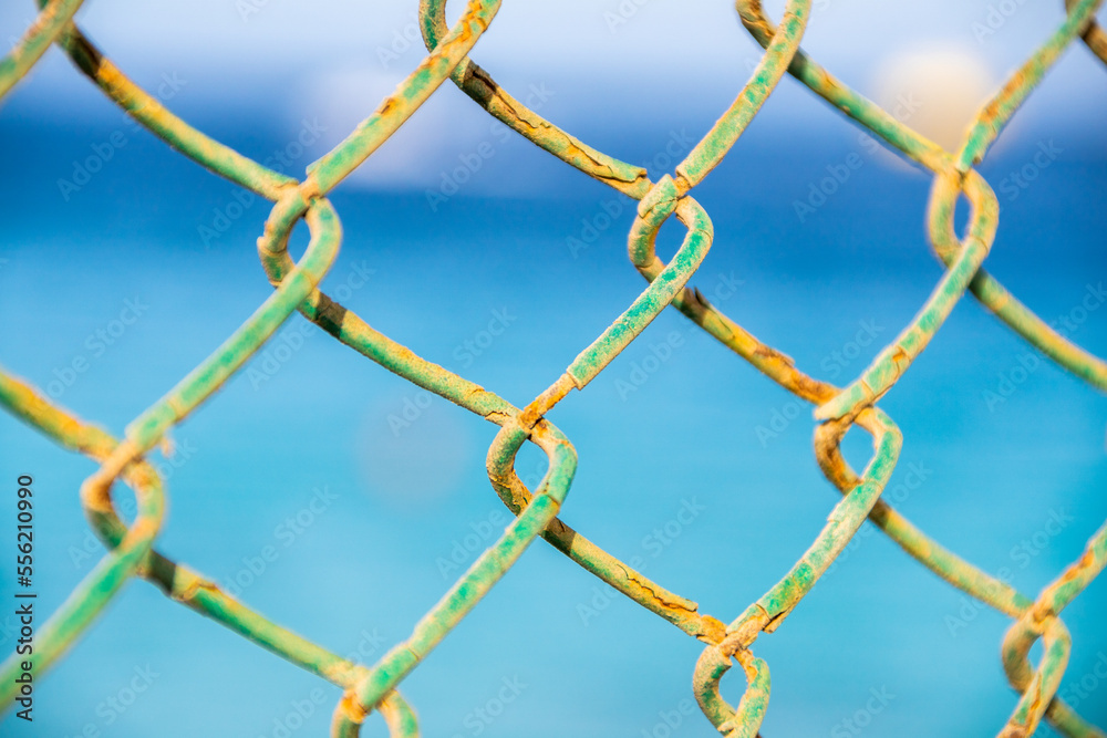 Maschendrahtzaun am Meer Sonnenschein Maschendrahtzaun am Meer Sonnenschein