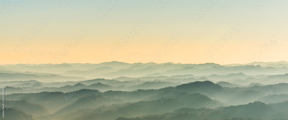 山並みと雲海の美しい朝焼け風景