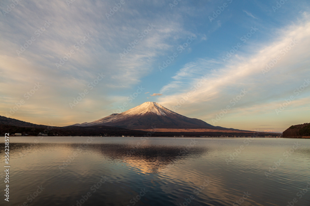 山中湖の水面に映る逆さ富士と朝焼けの富士山