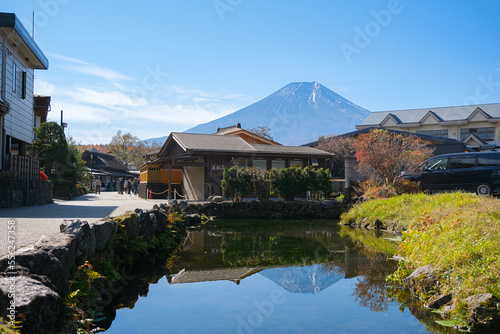 山梨県 忍野村 秋の忍野八海、鏡池に映る逆さ富士