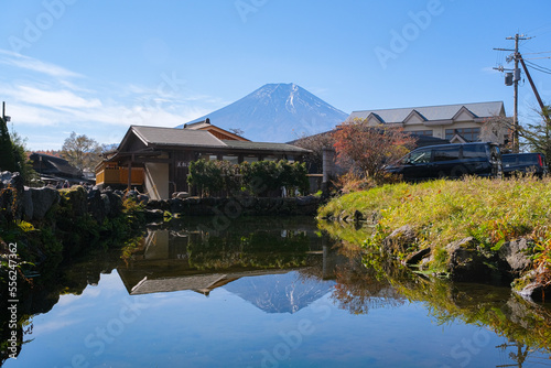 山梨県 忍野村 秋の忍野八海、鏡池に映る逆さ富士