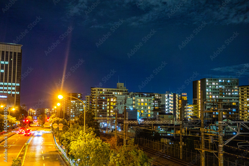 高層ビルを背景にした夜の幹線道路 高層ビルを背景にした夜の幹線道路