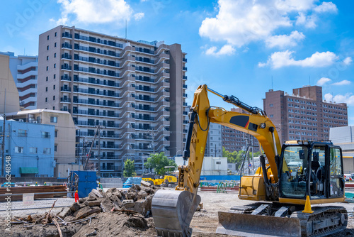 工事現場で働くショベルカー