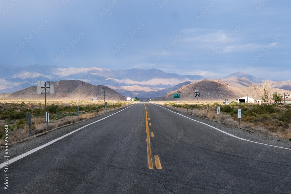 Naklejka premium La Highway 50 est la route considérée comme la plus désertique aux USA