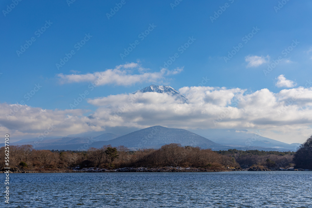 精進湖から見る雲隠れした富士山