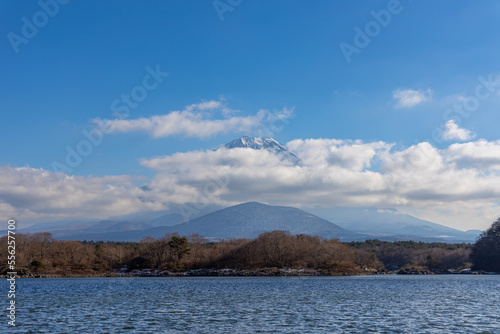 精進湖から見る雲隠れした富士山