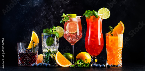 Cuadro en lienzo Trendy summer cocktails set: negroni, blueberry mojito, screwdriver, hurricane and french mule on black bar counter background