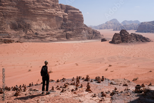 Des touristes dans le désert du Wadi Rum en Jordanie.