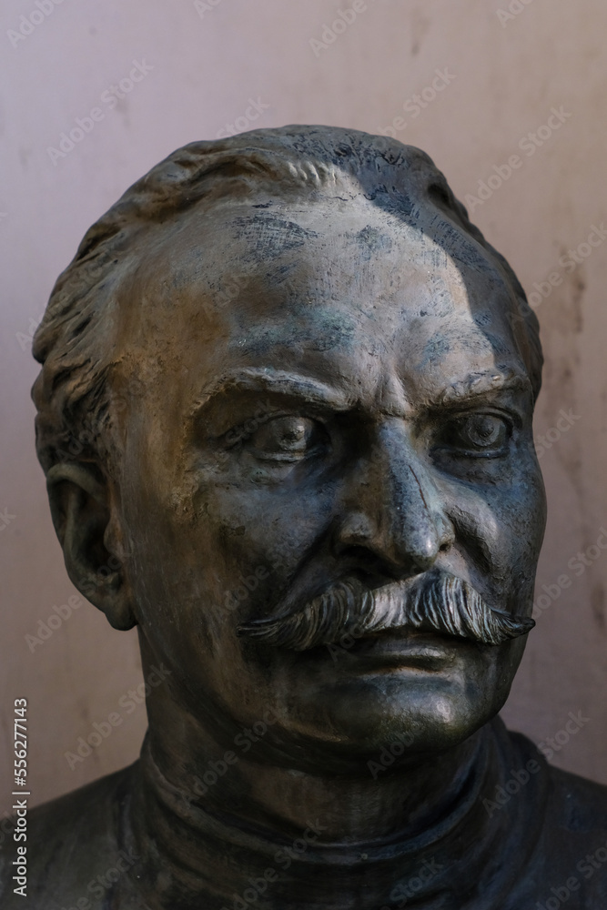 statue of the Tevfik Fikret