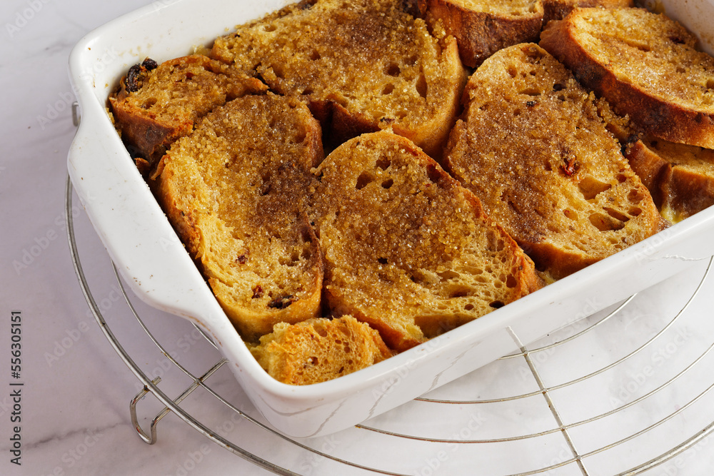 Arme-Ritter Auflauf mit Karamellkruste frisch aus dem Ofen. Stock Photo ...