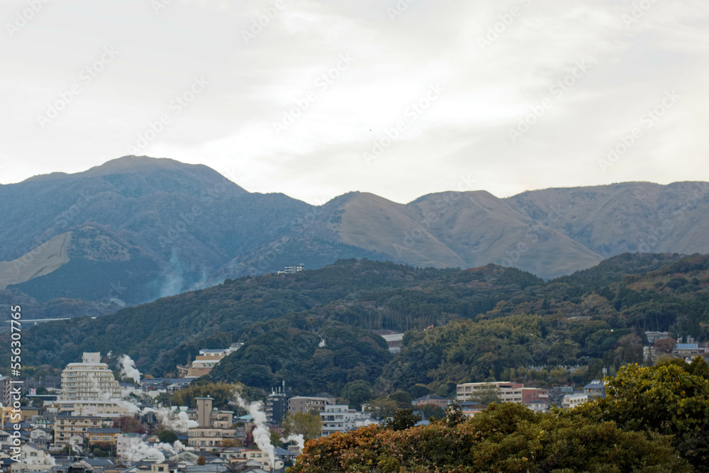 日本大分県別府市：温泉の湯けむりが上がる別府温泉の町の景色
