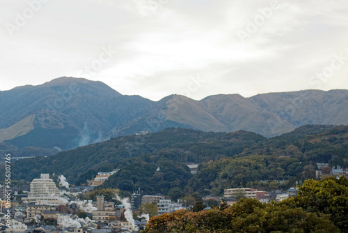 日本大分県別府市：温泉の湯けむりが上がる別府温泉の町の景色  © sky studio