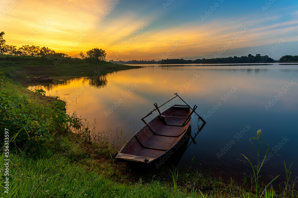 Obraz premium Dawn at the lake with a boat