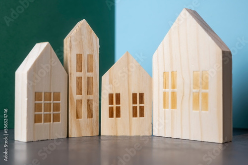 maison en bois, petit quartier en jouet pour enfant écologique photo