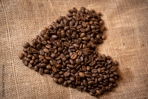 grains de cafés en forme de coeur sur une toile de jute