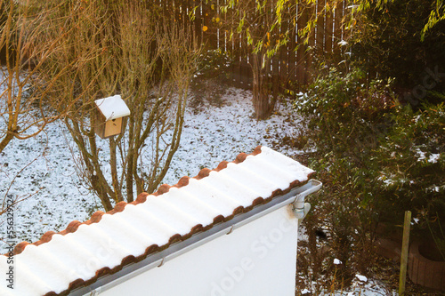 vogelhaus im garten, winter schnee, in deutschland