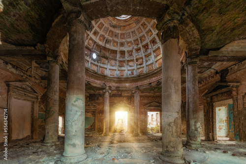 Fotografia Interior of old ruined palace with columns and dome