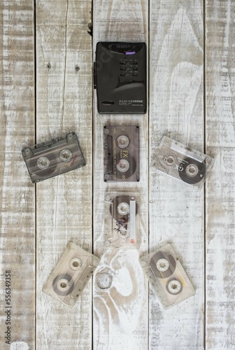 personal stereo y cassette sobre madera blanca envejecida