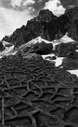 Panorámica de grietas y montaña, blanco y negro