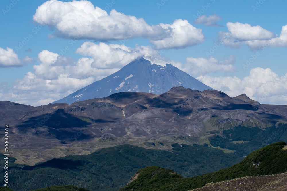 Paisaje de montañas con volcán de fondo, Sur de Chile