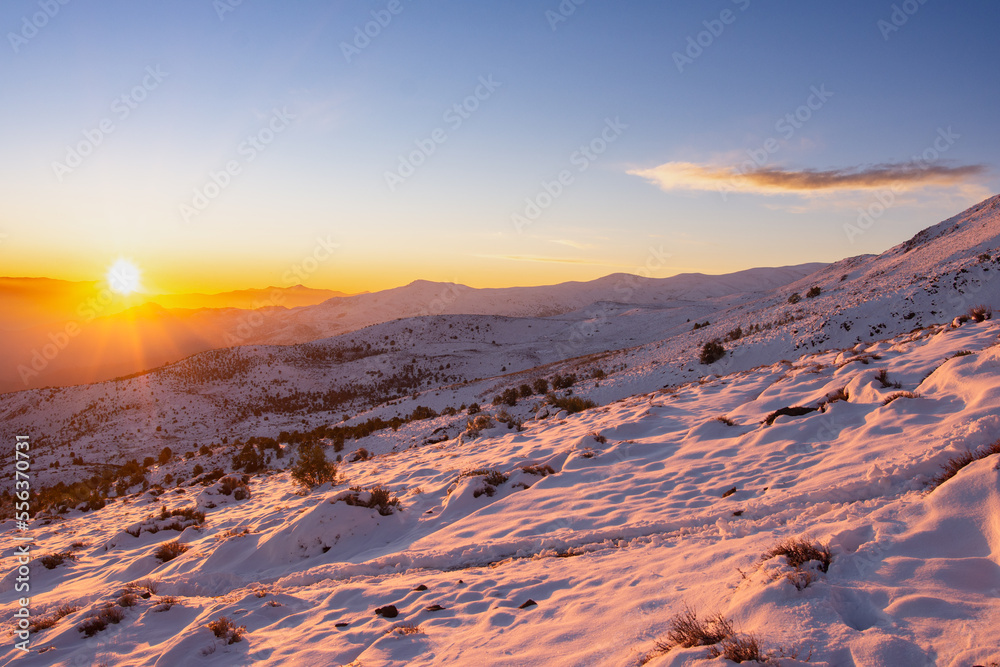 Atardecer en Cordillera de los Andes, tonos cálidos sobre la nieve 