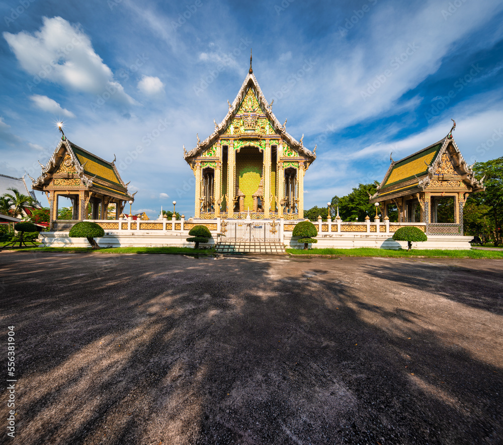 Obraz premium Chon Buri, Thailand, September 11, 2022 . Wat Na Matum. Very beautiful and delicate with a large pagoda under construction of a reclining Buddha image and a large pavilion.