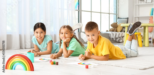 Little children painting ra...