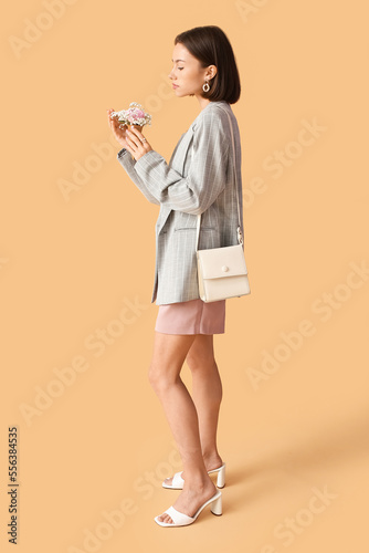 Young beautiful woman holdi...