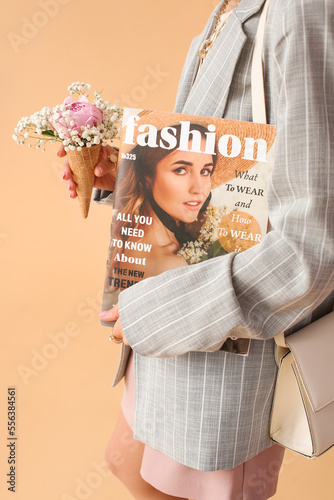 Fashionable woman holding b...