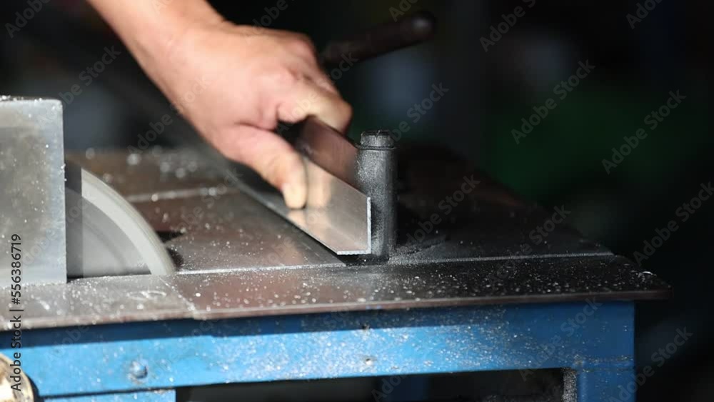 Aluminum cutting machine and aluminum parts Aluminum cutting machine and aluminum parts