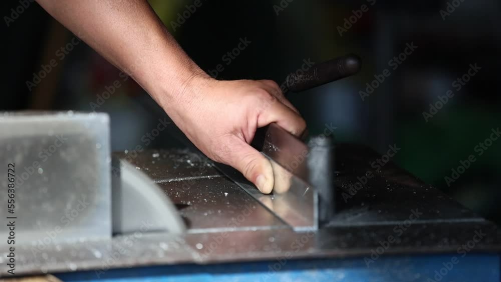 Aluminum cutting machine and aluminum parts Aluminum cutting machine and aluminum parts